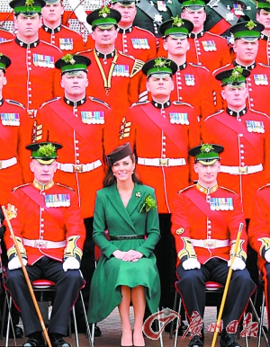 凯特王妃与卫兵合照 “万红丛中一点绿”(图) 