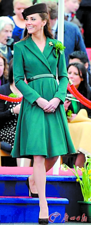 凯特王妃与卫兵合照 “万红丛中一点绿”(图) 
