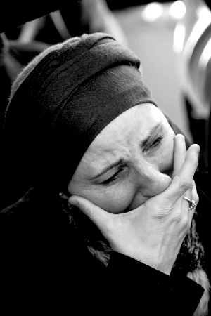 21日，在耶路撒冷一处犹太公墓，法国图卢兹枪击案遇难者的亲属参加葬礼。新华/法新